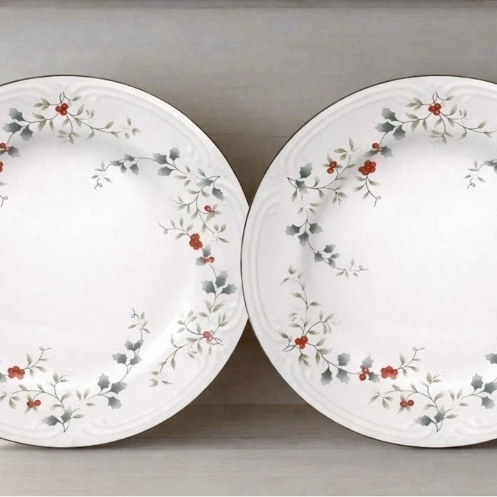 Pfaltzgraff Winterberry 10.5” Dinner Plate Christmas White Holly Berry Lot of 2
